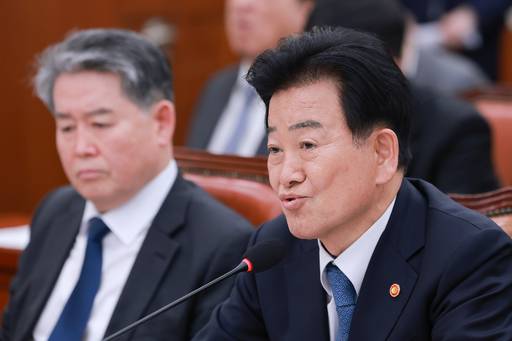 정동영 통일부 장관(오른쪽)이 15일 국회에서 열린 외교통일위원회 전체회의에서 의원 질의에 답하고 있다. 연합뉴스