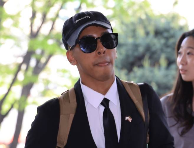 선고공판 출석하는 미국인 유튜버 조니 소말리 - ‘평화의 소녀상’에 입을 맞추는 등 논란을 일으켜온 미국인 유튜버 조니 소말리가 15일 서울 서부지법에서 열리는 1심 선고에 출석하며 기자의 질문에 답하고 있다. 2026.4.15 연합뉴스