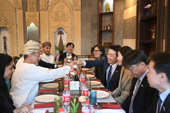 대통령 특사로 나선 강훈식 비서실장 - 전략경제협력 대통령 특사로 중동 국가를 찾은 강훈식 대통령 비서실장. 강 실장 엑스 계정 캡처