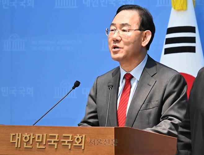 6·3 지방선거를 앞두고 국민의힘 대구시장 후보 경선에서 컷오프(공천 배제)된 6선 주호영 의원이 8일 국회 소통관에서 기자회견을 열고 있다. 2026.4.8 안주영 전문기자