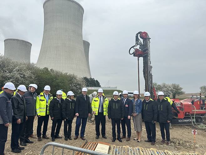 김회천(왼쪽 다섯번째) 한국수력원자력 사장이 14일(현지시간) 체코 두코바니 원전 건설 현장을 점검한 뒤 기념사진을 찍고 있다. 사진=한수원