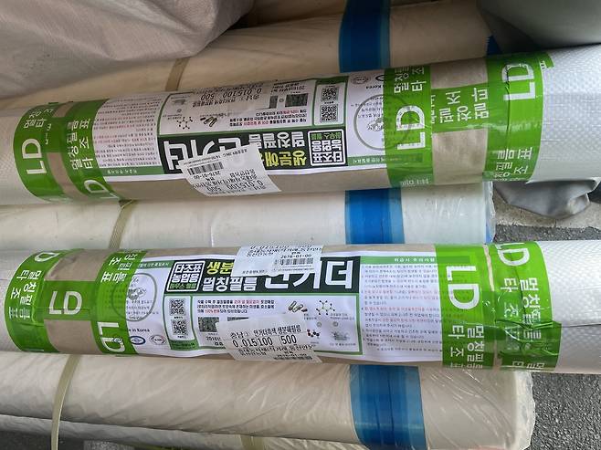 15일 충남 천안시 운전리에 위치한 동천안농협 경제통합지원센터에 생분해성 멀칭 필름이 놓여 있다. 생분해 필름은 일반 농업용 비닐과 달리 일정 시간이 지나면 토양에서 분해돼 수확 후 별도 수거 작업이 필요 없는 자재로 옥수수·고구마 등 비닐 제거가 어려운 작물 재배에 주로 사용된다. 다만 최근 가격이 크게 오르며 농가의 부담이 커지고 있다. 이정훈 기자