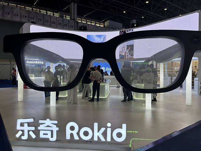 15일 중국 하이난성 하이커우시에서 열린 제6회 중국 국제소비재박람회에 설치된 로키드 대형 AI 안경 렌즈에 초록색 글과 그림이 보인다. 사진=정다은 특파원
