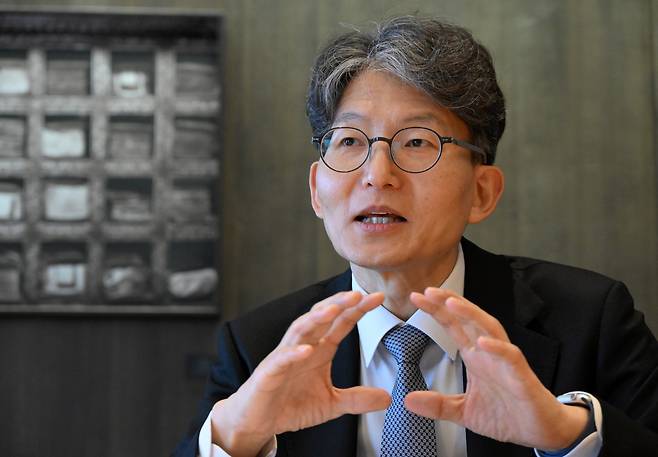 김준우 법무법인 태평양 변호사가 서울경제신문과의 인터뷰에서 한국 정부를 대리해 승소 결과를 받아낸 스위스 승강기 업체 쉰들러 홀딩 아게와의 국제투자분쟁(ISDS) 내용을 설명하고 있다. 성형주 기자