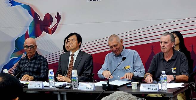 2026 대구세계마스터즈육상경기대회 조직위원회 관계자와 연맹 기술실사단 관계자가 15일 대구시청 동인청사에서 열린 대회 최종 기술점검 결과 발표 기자회견에서 기자들의 질문에 답변하고 있다. ⓒ시사저널 김성영