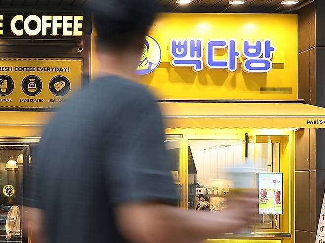 서울 종로구 광화문역 인근 건물에 위치한 커피 전문점들의 모습 ⓒ연합뉴스