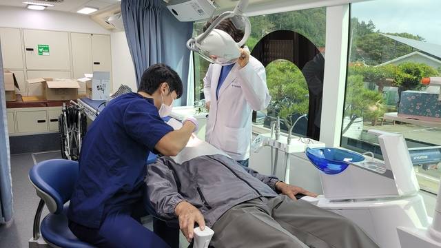 진료 중인 공중보건의사 ⓒ전남도 제공