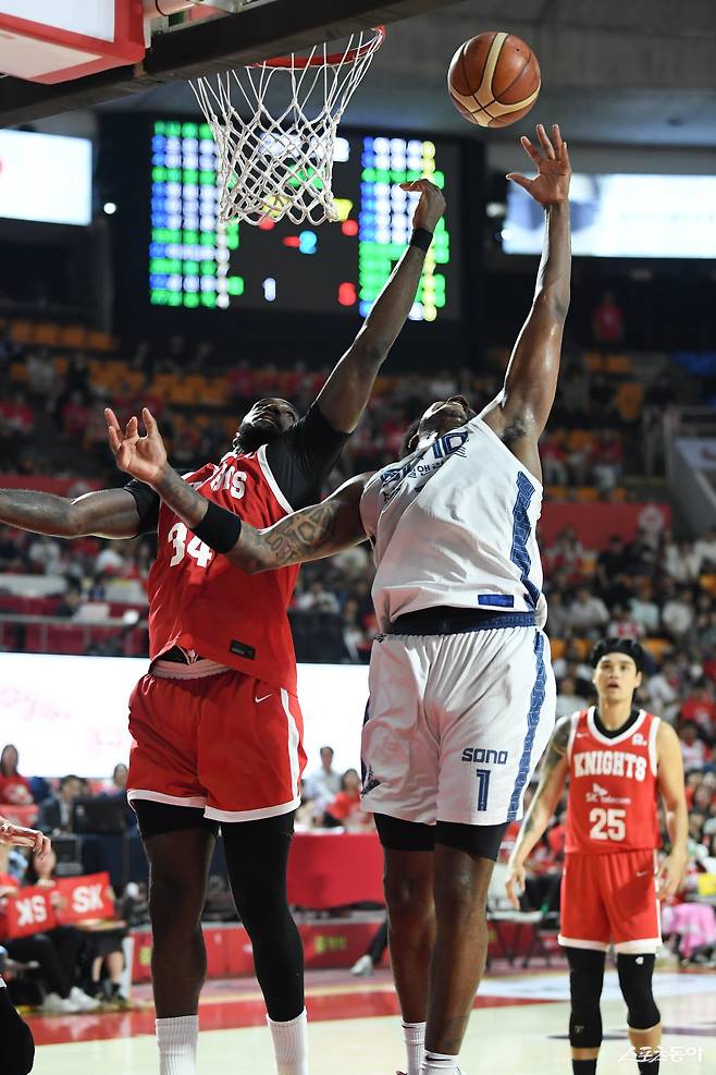 소노 네이던 나이트(오른쪽)가 14일 잠실학생체육관에서 열린 SK와 6강 PO 2차전 도중 자밀 워니와 공중볼을 다투고 있다. 사진제공｜KBL