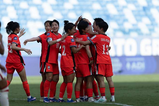 여자축구대표팀 선수들이 15일(한국시간) 아레나 판테날서 열린 캐나다와 FIFA 시리즈 2026 2차전 김신지의 프리킥 골이 터지자 한데 모여 기뻐하고 있다. 사진제공｜대한축구협회