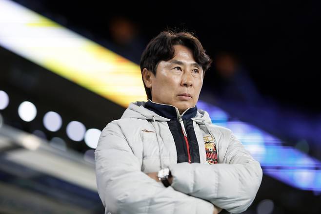 서울 김기동 감독이 15일 울산과 ‘하나은행 K리그1 2026’ 2라운드 순연경기 도중 그라운드를 바라보고 있다. 사진제공│한국프로축구연맹