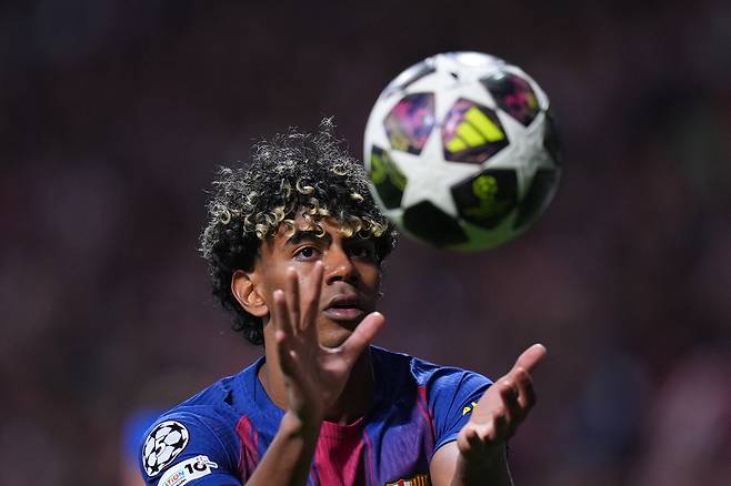 라민 야말이 15일 볼을 누군가로부터 받고 있다. AP