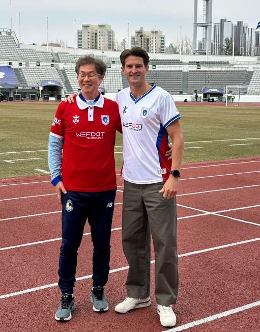 구독자 200만 명 규모의 스포츠 유튜버 7mlc(오른쪽)가 최근 한국을 찾아 위풋 관계자와 기념 사진을 찍고 있다. 위풋 테크놀로지 제공