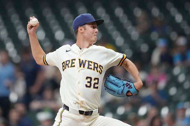 밀워키 제이콥 미저라우스키가 15일 토론토전에 선발 등판, 힘차게 투구하고 있다. AFP연합뉴스