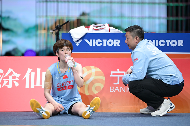 중국 배드민턴 대표 왕즈이가 지난 12일 열린 아시아선수권 여자 단식 결승에서 안세영을 상대로 경기 중 음료를 마시며 숨을 가다듬고 있다. 신화연합뉴스