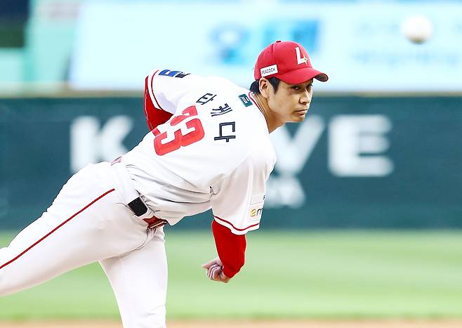 SSG 타케다 쇼타가 14일 인천 두산전에 선발 등판해 투구하고 있다. SSG랜더스 제공