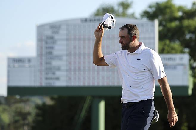 스코티 셰플러가 지난 13일 열린 마스터스 토너먼트 최종 라운드 도중 18번 홀 그린에서 모자를 벗어 관중들에게 인사하고 있다. 게티이미지코리아