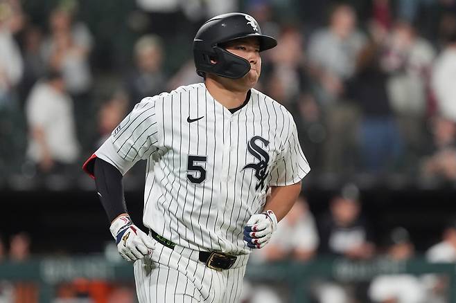 시카고 화이트삭스 무라카미가 15일 탬파베이전에서 9회말 홈런을 친 뒤 그라운드를 돌고 있다. AP연합뉴스