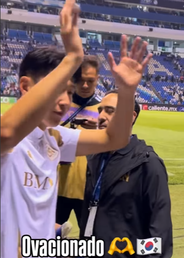 멕시코 축구 팬들에게 인사하는 손흥민. ESPN MX