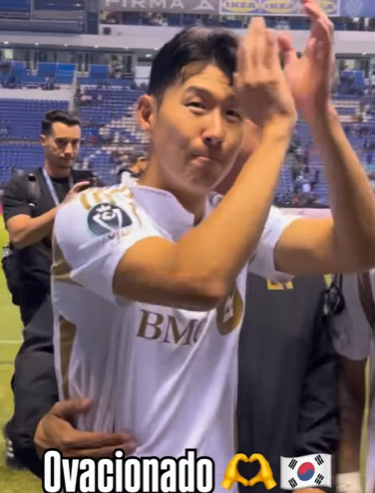 멕시코 축구 팬들에게 인사하는 손흥민. ESPN MX