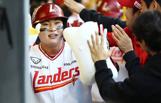 SSG 고명준이 15일 인천 두산전에서 홈런을 친 뒤 더그아웃에서 동료들의 축하를 받고 있다. SSG랜더스 제공