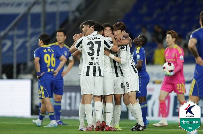 ▲ 15일 울산 문수축구경기장에서 하나은행 K리그 2026 2라운드 순연 경기가 열렸다. 서울이 전반에만 3골을 터뜨린 끝에 울산을 4-1로 꺾고 10년간 이어오던 울산 원정 징크스를 날려버렸다. ⓒ 한국프로축구연맹