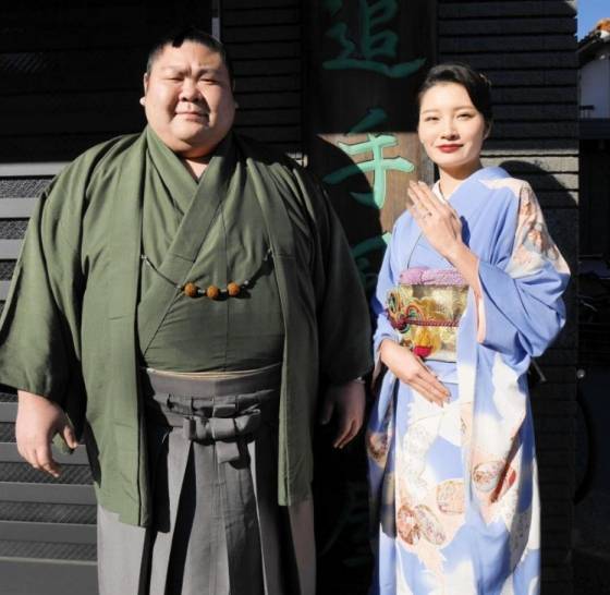 아비코 켄타로(왼쪽)와 그의 약혼자 유카. /사진=일본 데일리 갈무리