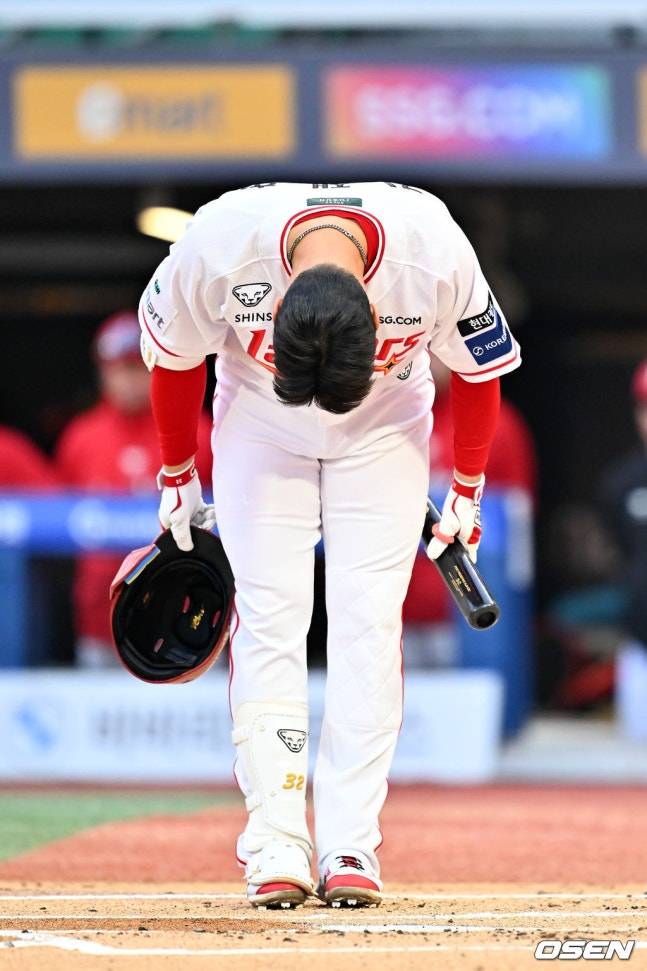 SSG 김재환이 14일 인천 두산전 1회말 첫 타석에 들어서며 3루쪽을 향해 허리 숙여 인사하고 있다. /사진=OSEN