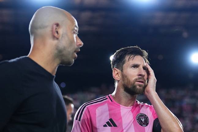 하비에르 마스체라노(왼쪽) 감독과 리오넬 메시. /AFPBBNews=뉴스1