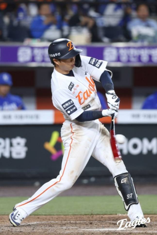 한화 이글스 이원석이 14일 삼성 라이온즈전에서 안타를 날리고 있다. /사진=한화 이글스 제공