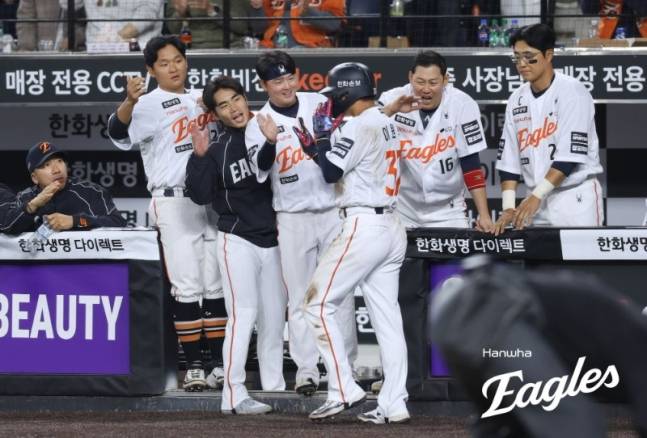 한화 이글스 이원석(가운데)이 14일 삼성 라이온즈전에서 득점한 뒤 동료들의 환영을 받고 있다. /사진=한화 이글스 제공