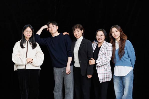 우렁각시매직케어는 청소·방역·돌봄 서비스를 수행하는 사회적기업이다. 사진은 조현정 학생(왼쪽부터), 조준혁 학생, 김은미 우렁각시매직케어 대표, 윤정혜 컨설턴트, 김다영 학생.[사진｜오상민 작가]