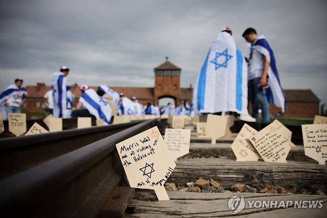 아우슈비츠 수용소에서 열린 홀로코스트 추모행사 [AP 연합뉴스. 재판매 및 DB 금지]