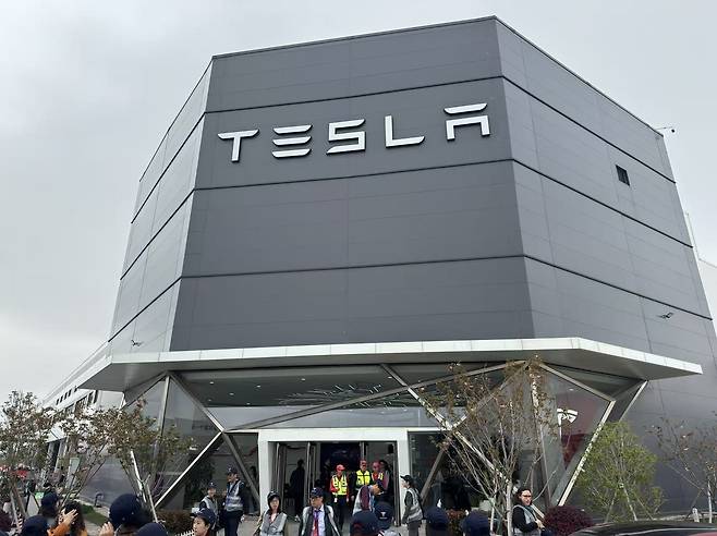 중국 상하이 테슬라 기가팩토리     (상하이=연합뉴스) 정성조 특파원 = 14일 오후 상하이 푸둥신구에 있는 테슬라 공장의 모습. 2026.4.15 xing@yna.co.kr