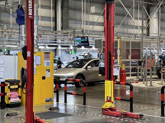 중국 상하이에서 생산 중인 테슬라 모델YL     (상하이=연합뉴스) 정성조 특파원 = 15일 오후 중국 상하이 테슬라 기가팩토리에서 신형 모델YL이 최종 조립 단계를 거치고 있다. 2026.4.15 xing@yna.co.kr