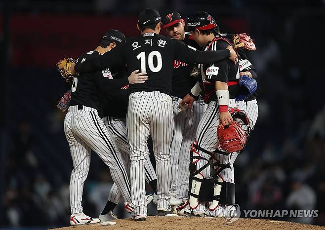 무적 LG 신바람 야구 (창원=연합뉴스) 김동민 기자 = 8일 경남 창원NC파크에서 열린 프로야구 2026 KBO리그 LG 트윈스와 NC 다이노스의 경기 종료 후 NC에 5대4로 승리한 LG 선수단이 기뻐하고 있다. 2026.4.8 image@yna.co.kr