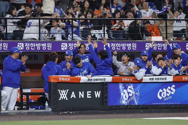 14일 한화전에서 밀어내기로만 5득점 하며 기뻐하는 삼성 더그아웃.  [삼성 라이온즈 제공. 재판매 및 DB 금지]