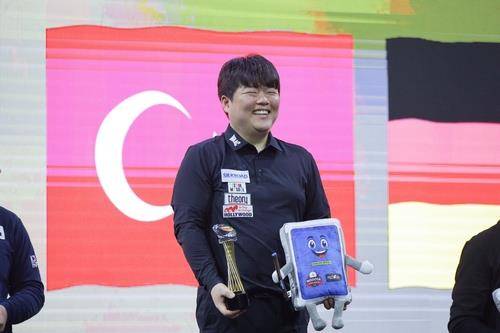 우승 트로피를 든 조명우 [대한당구연맹 제공. 재판매 및 DB 금지]