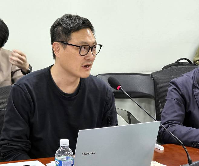 게임업계 종사자 설문 결과 발표하는 김상호 넥슨 노조 지회장 (서울=연합뉴스) 김주환 기자 = 15일 더불어민주당 게임특위 주최로 국회의원회관에서 열린 'AI 시대의 K-게임, 노동자에게 길을 묻다' 간담회에서 김상호 넥슨 노조 지회장이 설문조사 결과를 발표하고 있다. 2026.4.15 jujuk@yna.co.kr