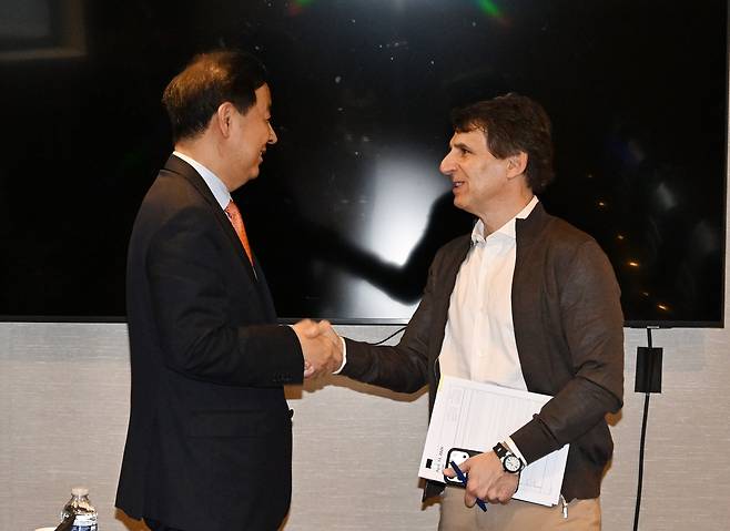 아폴로 회장과 악수하는 구윤철 (뉴욕=연합뉴스) 구윤철 부총리 겸 재정경제부 장관이 14일(현지시간) 뉴욕 센트럴호텔에서 마크 로완 아폴로 회장과 면담에 앞서 악수하고 있다. [재정경제부 제공. DB 및 재판매 금지]