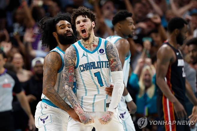 득점에 기뻐하는 샬럿의 라멜로 볼(1번) [AP=연합뉴스]