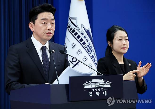 강훈식 비서실장, 대통령특사 활동 브리핑 (서울=연합뉴스) 한상균 기자 = 강훈식 비서실장이 15일 청와대 기자회견장에서 전략경제협력 대통령특사 활동 결과 관련 브리핑을 하고 있다. 2026.4.15 xyz@yna.co.kr