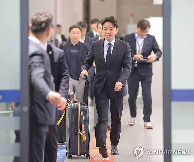 중동 지역 방문 후 귀국한 강훈식 대통령 비서실장 (영종도=연합뉴스) 류영석 기자 = 원유·나프타 등의 확보를 위해 카자흐스탄, 오만, 사우디아라비아, 카타르 등을 방문한 강훈식 대통령 비서실장이 14일 인천국제공항 제1여객터미널을 통해 귀국하고 있다. 2026.4.14 ondol@yna.co.kr