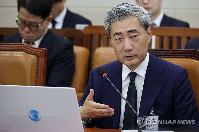 답변하는 신현송 한국은행 총재 후보자 (서울=연합뉴스) 이동해 기자 = 신현송 한국은행 총재 후보자가 15일 국회 재정경제기획위원회에서 열린 인사청문회에서 의원 질의에 답하고 있다. 2026.4.15 eastsea@yna.co.kr