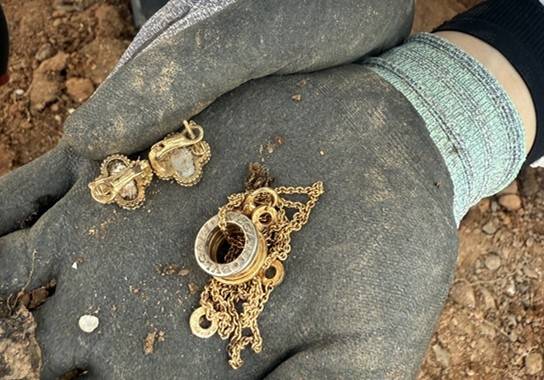 재수색 현장서 나온 목걸이와 귀걸이 [12·29 무안공항 제주항공 여객기 참사 유가족협의회 제공. 재판매 및 DB 금지]