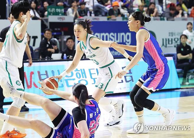 드리블하는 김정은 (용인=연합뉴스) 홍기원 기자 = 15일 경기도 용인실내체육관에서 열린 여자프로농구 플레이오프 4차전 삼성생명 블루밍스와 하나은행의 경기. 하나은행 김정은이 드리블을 하고 있다. 2026.4.15 xanadu@yna.co.kr
