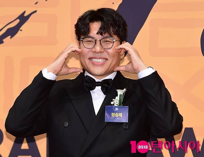 수학강사 정승제가 포즈를 취하고 있다 / 사진=텐아시아 DB