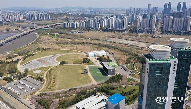 인천시가 2028년 인천 송도국제도시에서 ‘F1 그랑프리’를 개최하기 위한 절차에 본격 돌입한다. 사진은 송도국제도시 F1 추진 부지 전경. 2026.4.16 /조재현기자 jhc@kyeongin.com