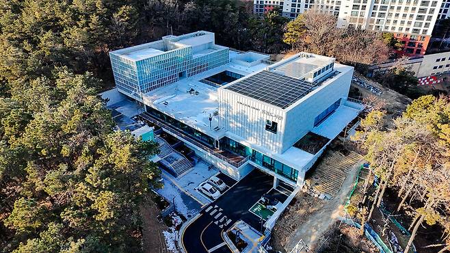 ▲ 용인 동천도서관 전경. /사진제공=용인특례시