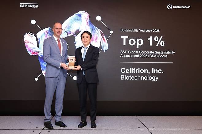 이동진 셀트리온 지속가능경영실 상무가 서울 웨스틴조선호텔에서 진행된 CSA 시상식에서 트로피를 수여받고 기념 촬영을 하고 있다. 사진=셀트리온