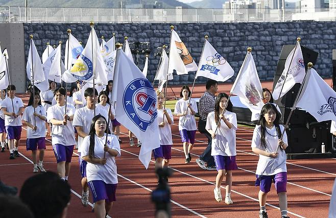 16일 광주 G-스타디움에서 열린 제72회 경기도체육대회 2026 광주 개회식에서 종목단체기가 입장하고 있다. 김태완 기자 lift@kihoilbo.co.kr